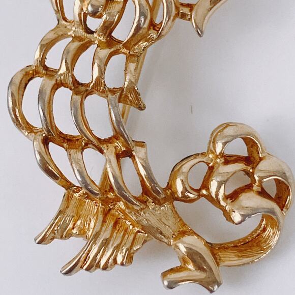 VTG Signed Avon Dog Brooch Figural 1960s Mid Century Gold Tone Animal Pet Pin - Picture 4 of 8